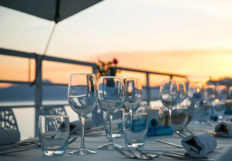 Explore the fun of a dinner cruise in Dubai.