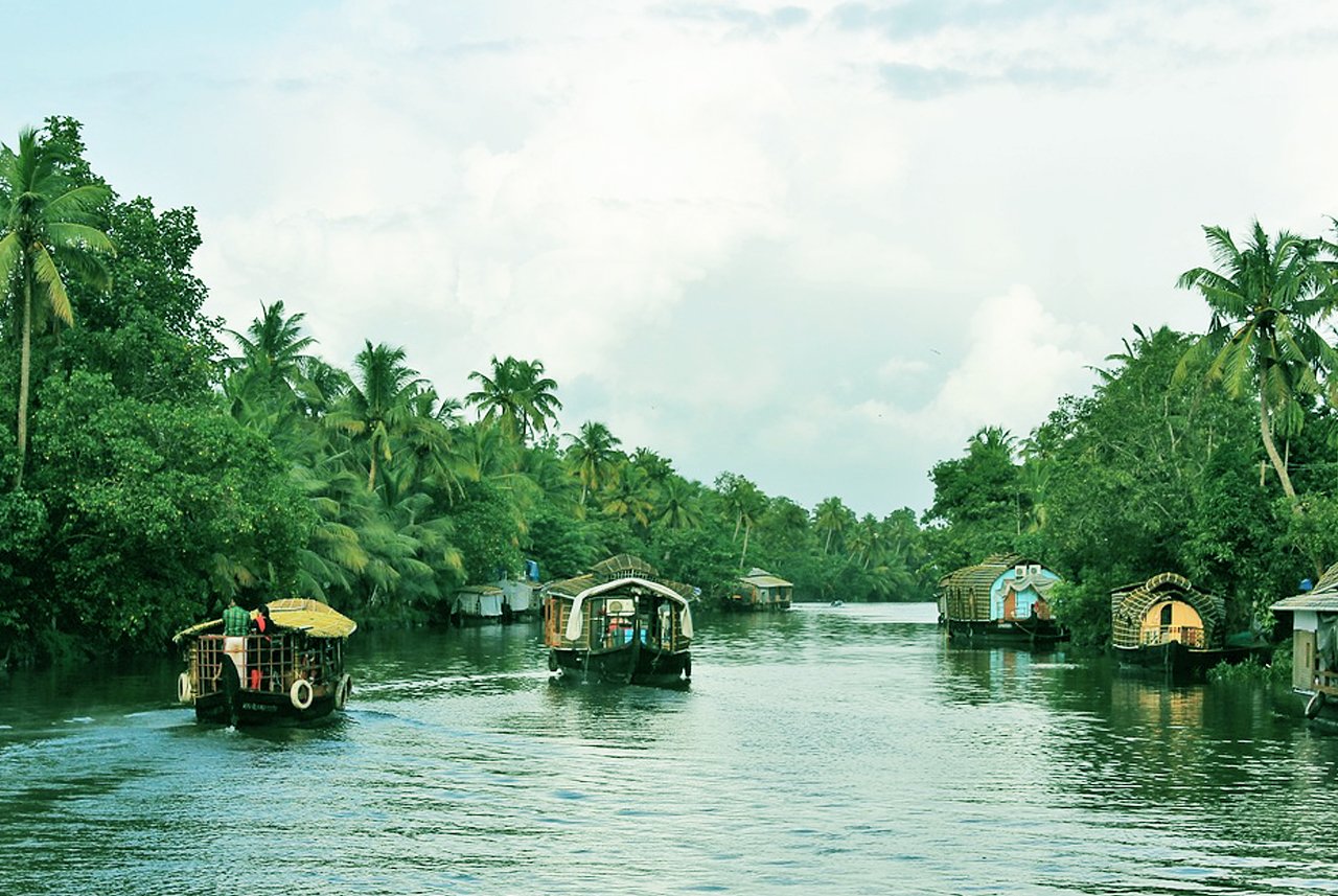A Guide to the Best Alleppey Houseboat Packages All You Need to Know for a Perfect Vacation.
